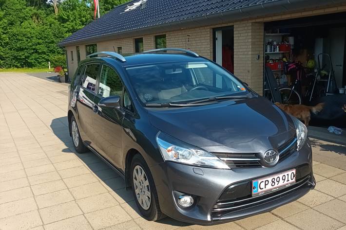 Grå Toyota Verso fra 2013