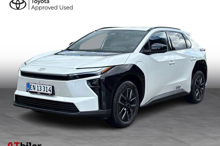 Hvid Toyota BZ4X fra 2026 set udefra