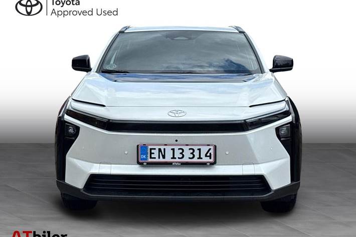 Hvid Toyota BZ4X fra 2026
