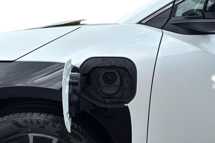 Hvid Toyota BZ4X fra 2026