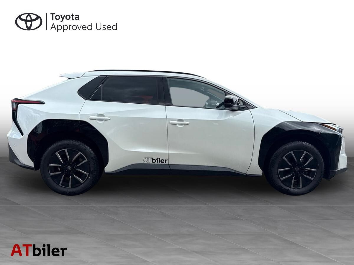Hvid Toyota BZ4X fra 2026