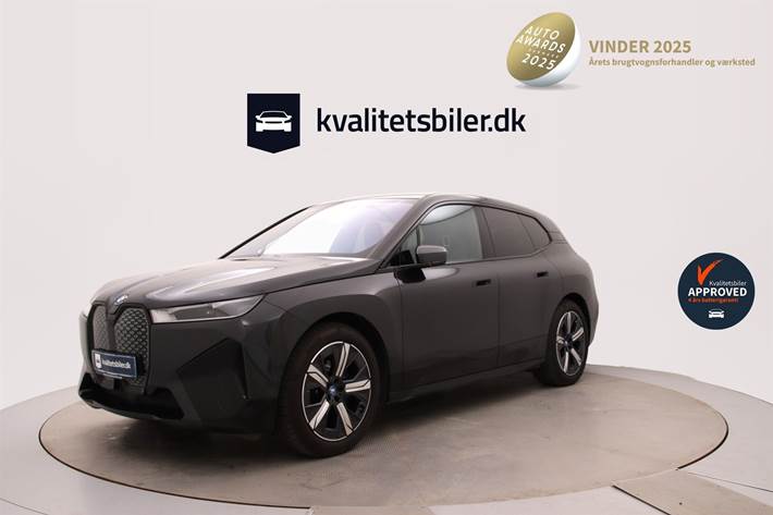Grå BMW iX fra 2023