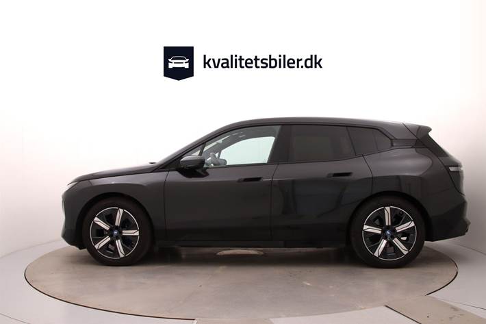Grå BMW iX fra 2023
