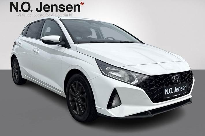 Hvid Hyundai i20 fra 2020 set udefra