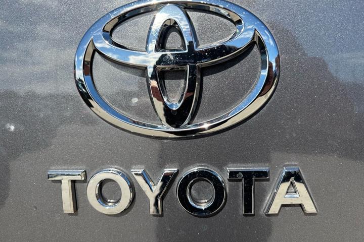 Grå Toyota ProAce fra 2025