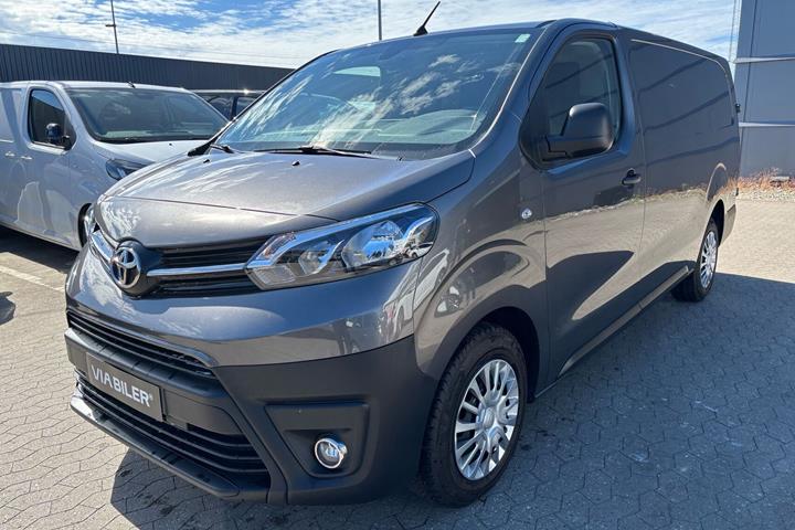 Grå Toyota ProAce fra 2025 set udefra