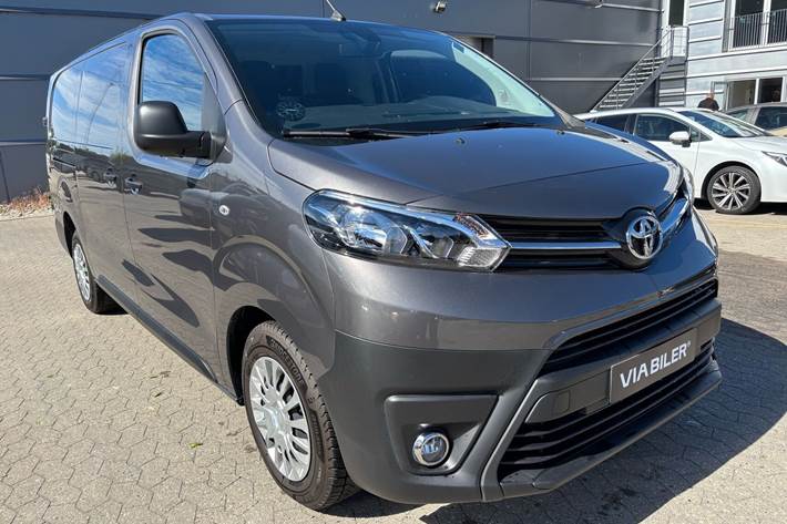 Grå Toyota ProAce fra 2025