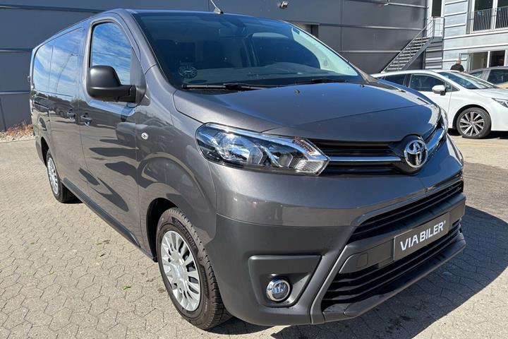 Grå Toyota ProAce fra 2025