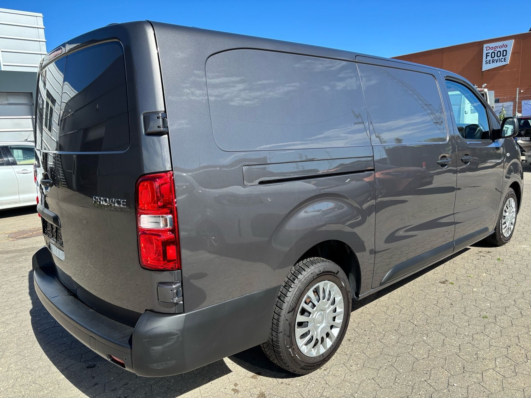 Grå Toyota ProAce fra 2025