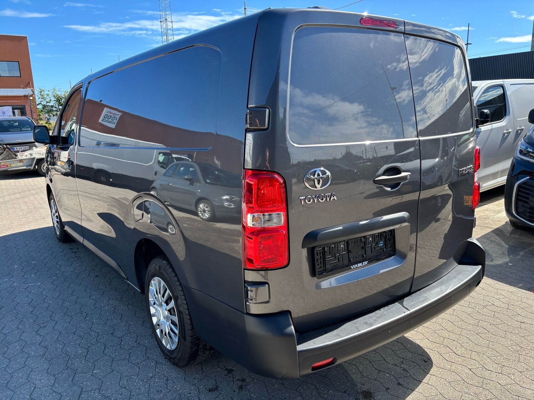 Grå Toyota ProAce fra 2025