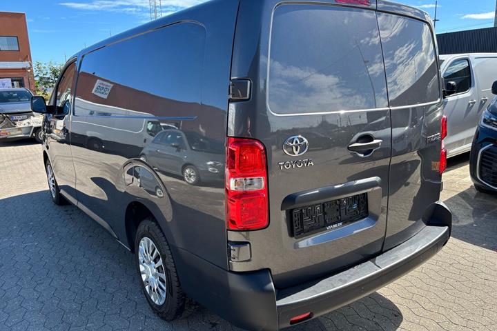 Grå Toyota ProAce fra 2025