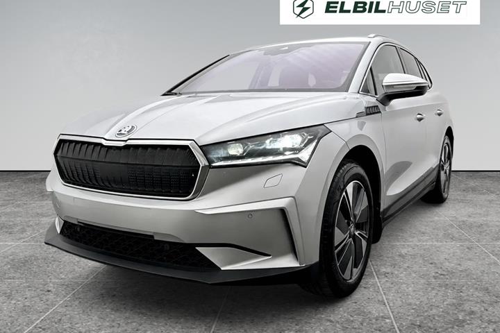 Grå Skoda Enyaq fra 2024 set udefra