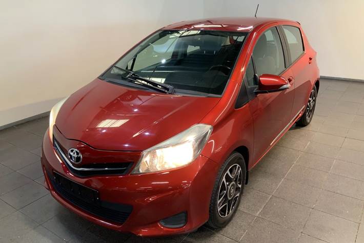 Rød Toyota Yaris fra 2012 set udefra