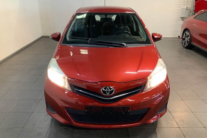 Rød Toyota Yaris fra 2012