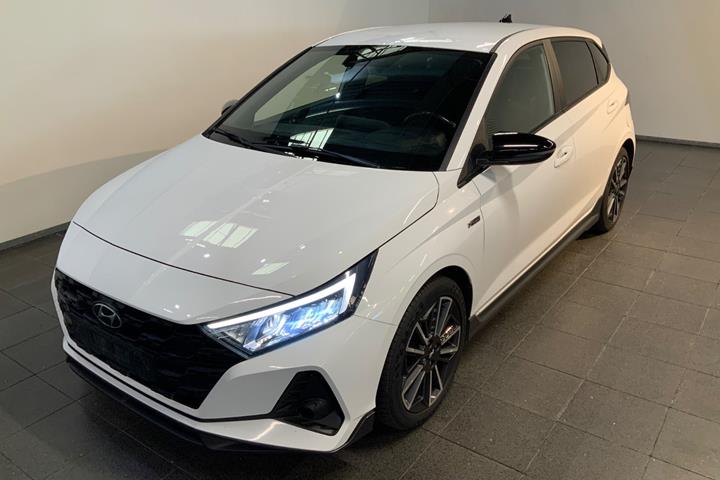 Hvid Hyundai i20 fra 2022 set udefra
