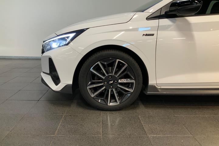 Hvid Hyundai i20 fra 2022