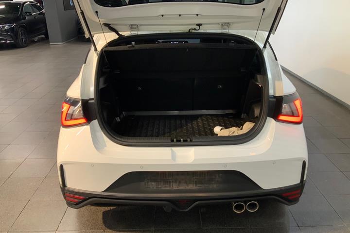Hvid Hyundai i20 fra 2022