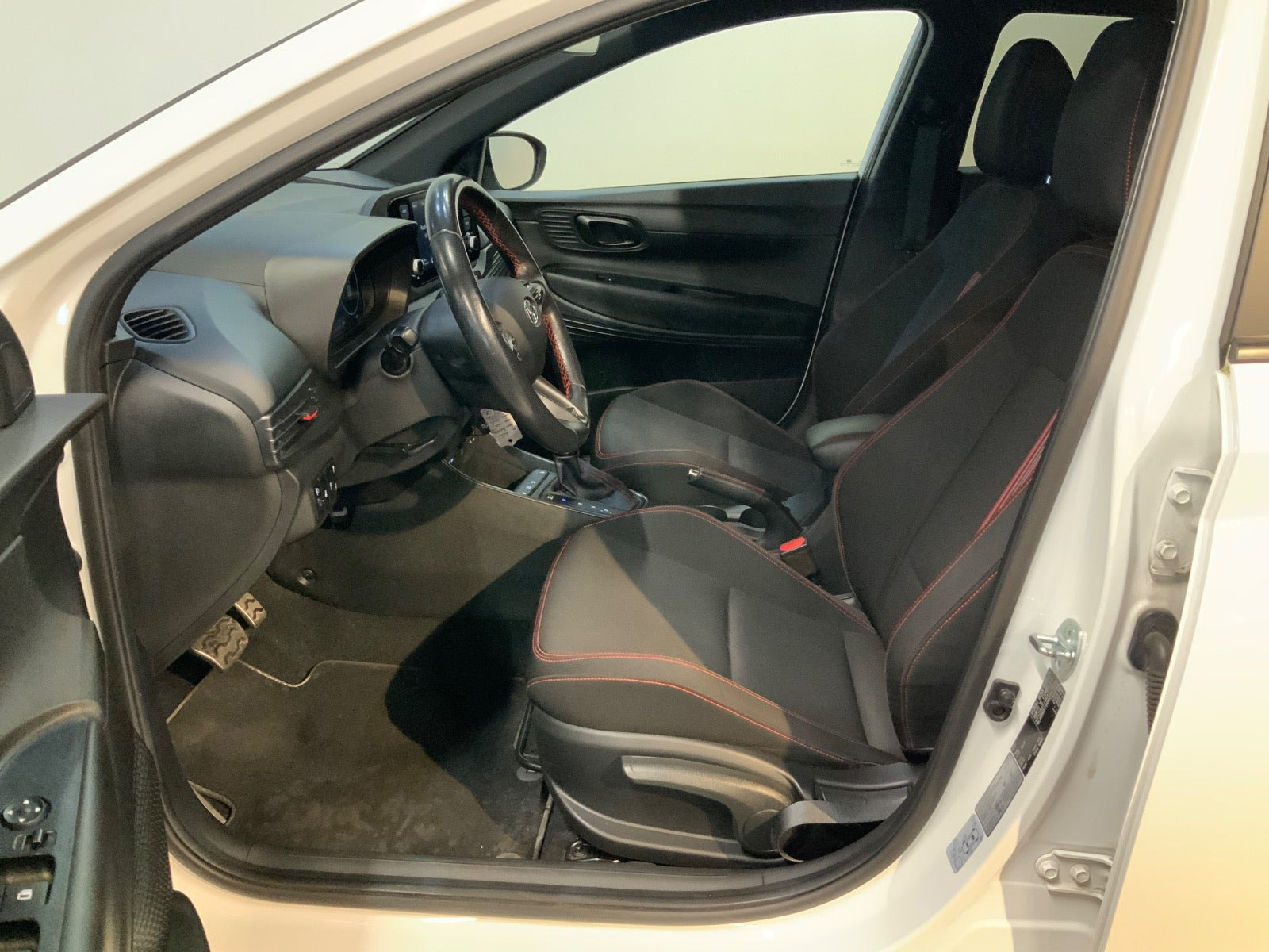 Hvid Hyundai i20 fra 2022