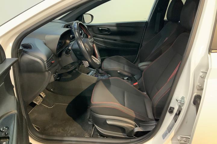 Hvid Hyundai i20 fra 2022