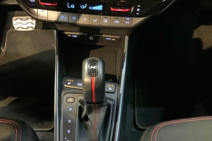 Hvid Hyundai i20 fra 2022