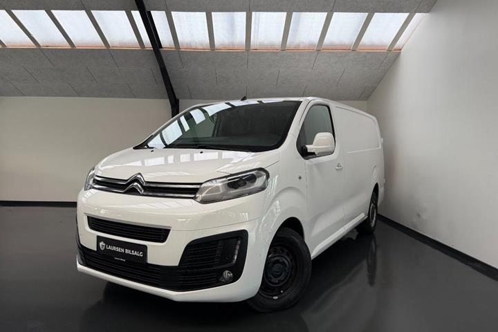 Hvid Citroën Jumpy fra 2020 set udefra