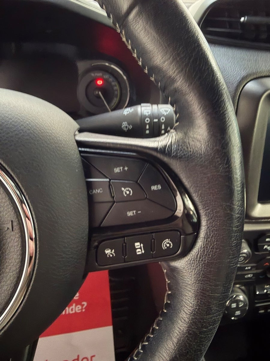 Orange Jeep Renegade fra 2021