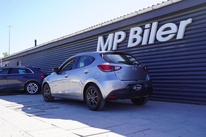 Grå Mazda 2 fra 2016