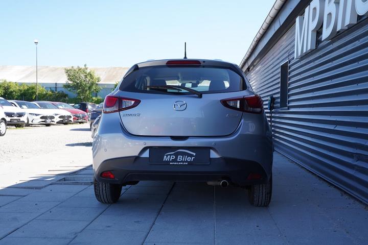 Grå Mazda 2 fra 2016