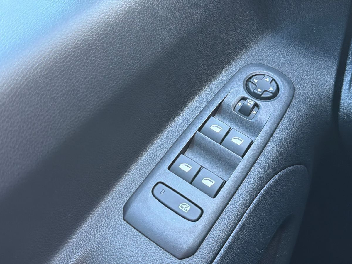 Grå Opel Combo-e Life fra 2024