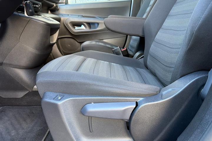 Grå Opel Combo-e Life fra 2024