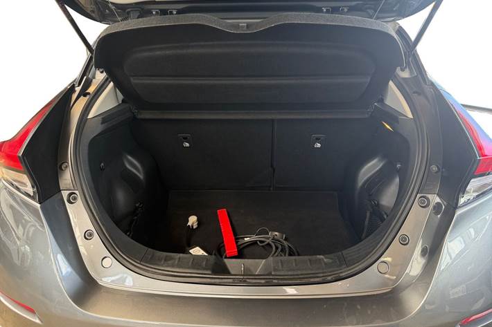Grå Nissan Leaf fra 2021