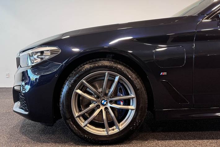 Sort BMW 530e fra 2019