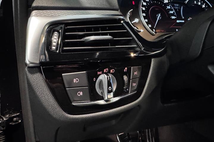 Sort BMW 530e fra 2019