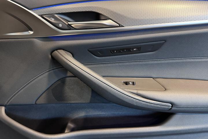Sort BMW 530e fra 2019