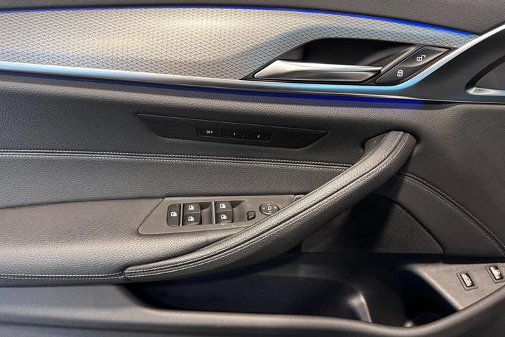 Sort BMW 530e fra 2019