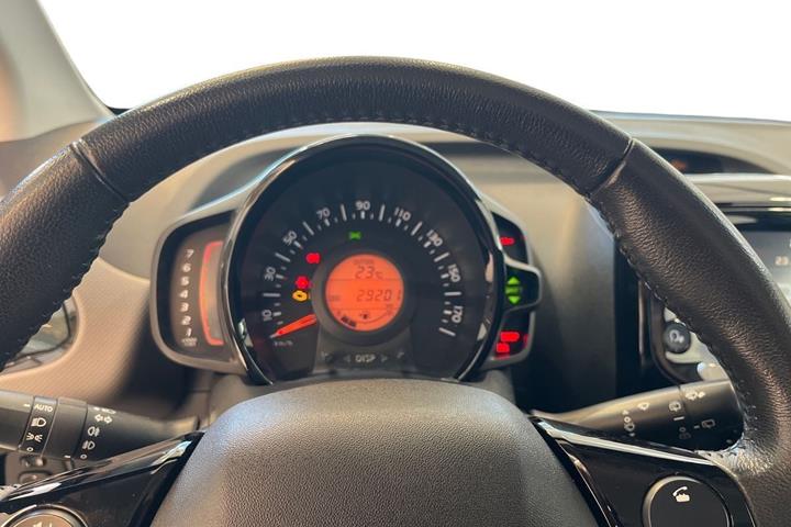 Grå Peugeot 108 fra 2021