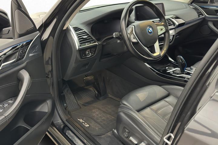 Grå BMW iX3 fra 2021