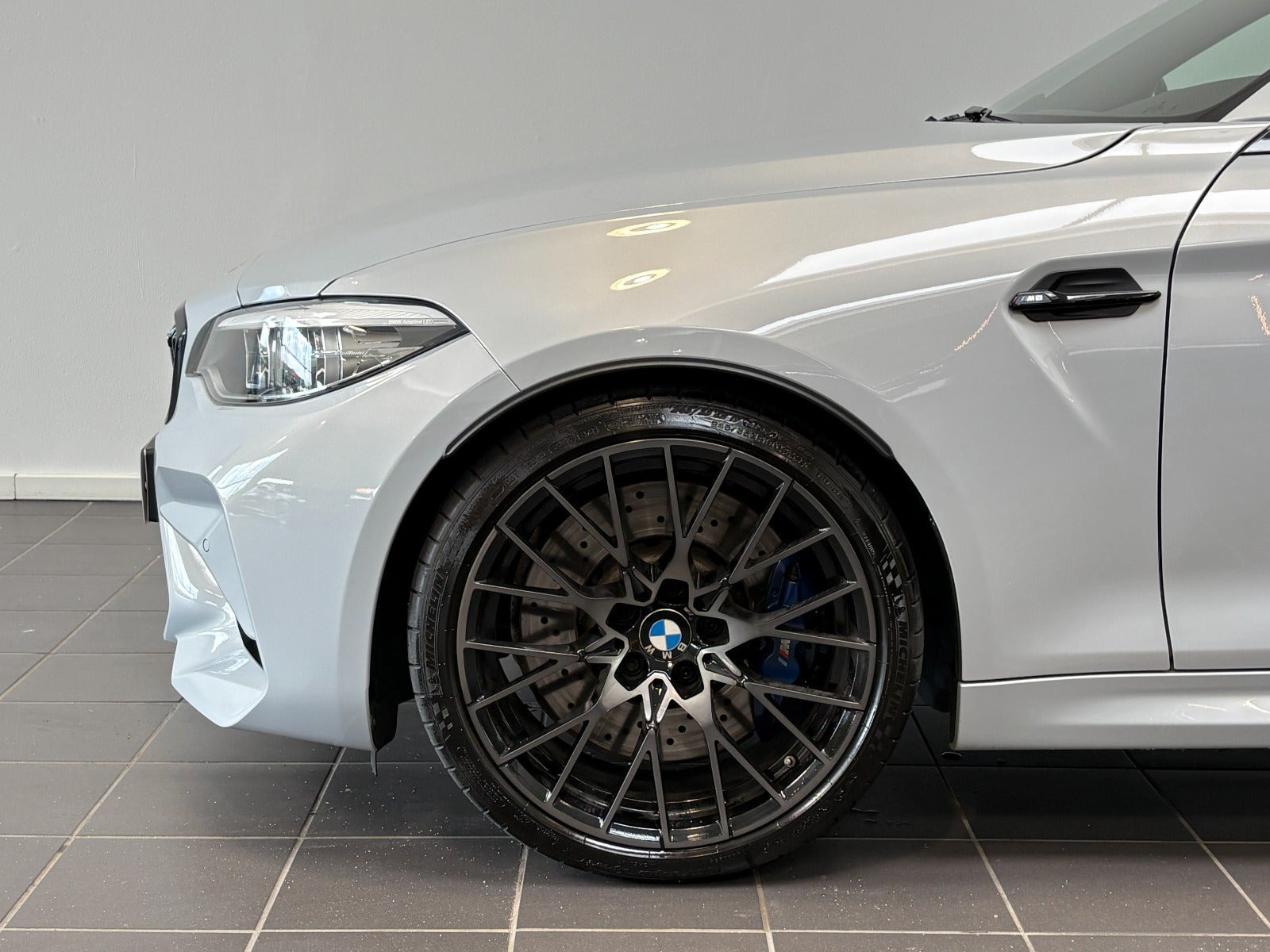 Grå BMW M2 fra 2020