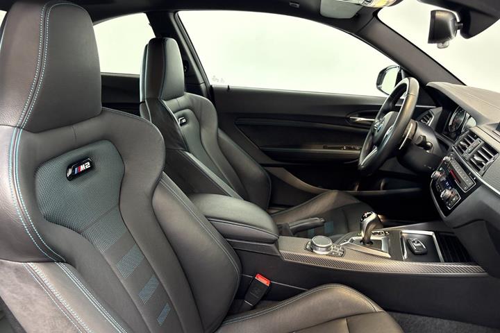 Grå BMW M2 fra 2020