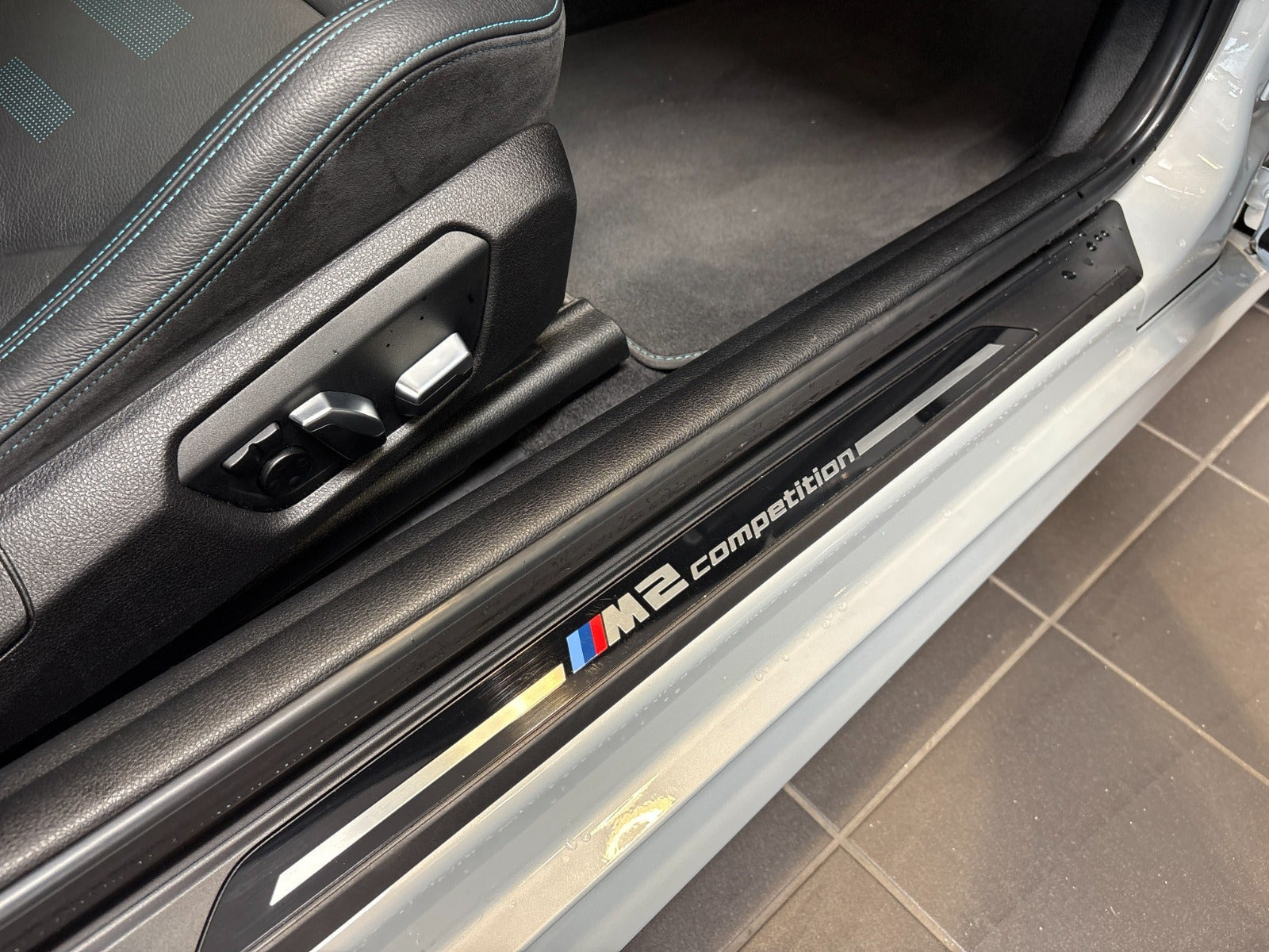 Grå BMW M2 fra 2020