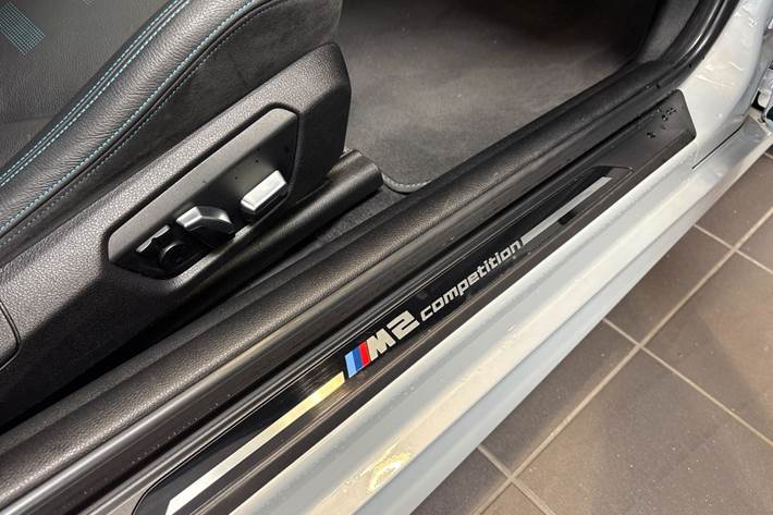 Grå BMW M2 fra 2020