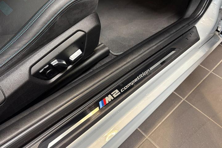 Grå BMW M2 fra 2020