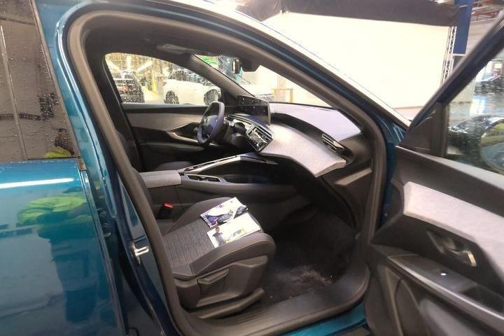 Blå Peugeot e-3008 fra 2025