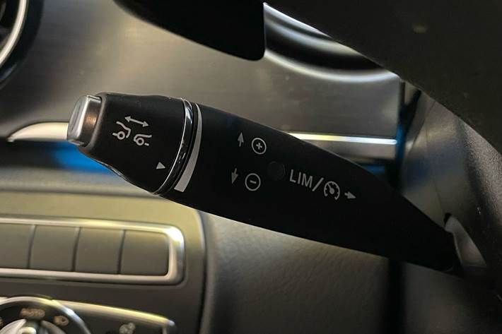 Grå Mercedes EQV 300 fra 2023