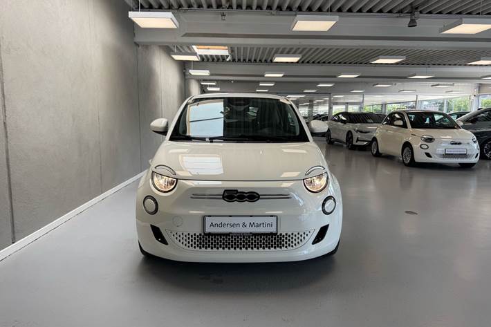 Hvid Fiat 500e fra 2023