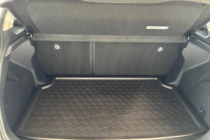 Hvid Toyota Yaris fra 2021