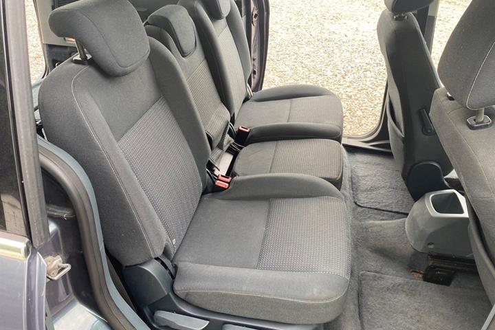 Grå Ford Grand C-Max fra 2011