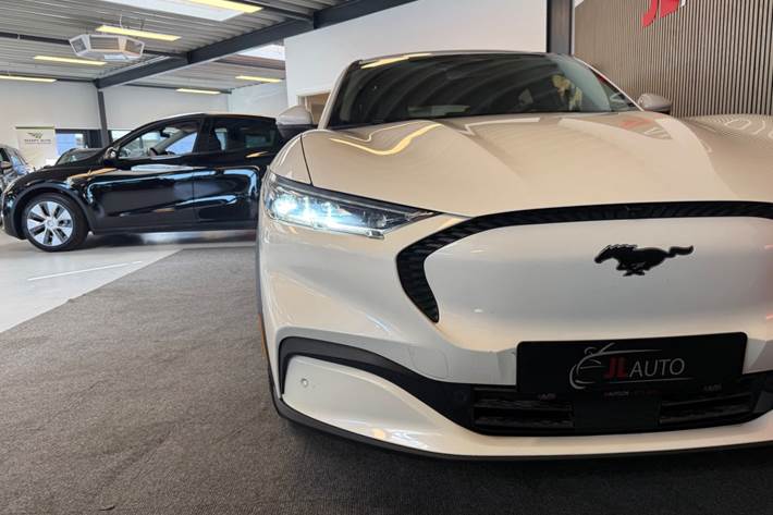 Hvid Ford Mustang Mach-E fra 2023
