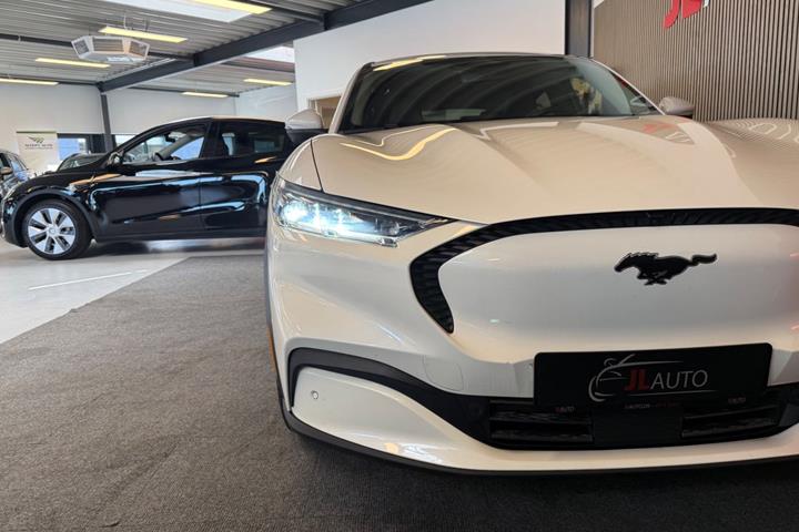 Hvid Ford Mustang Mach-E fra 2023
