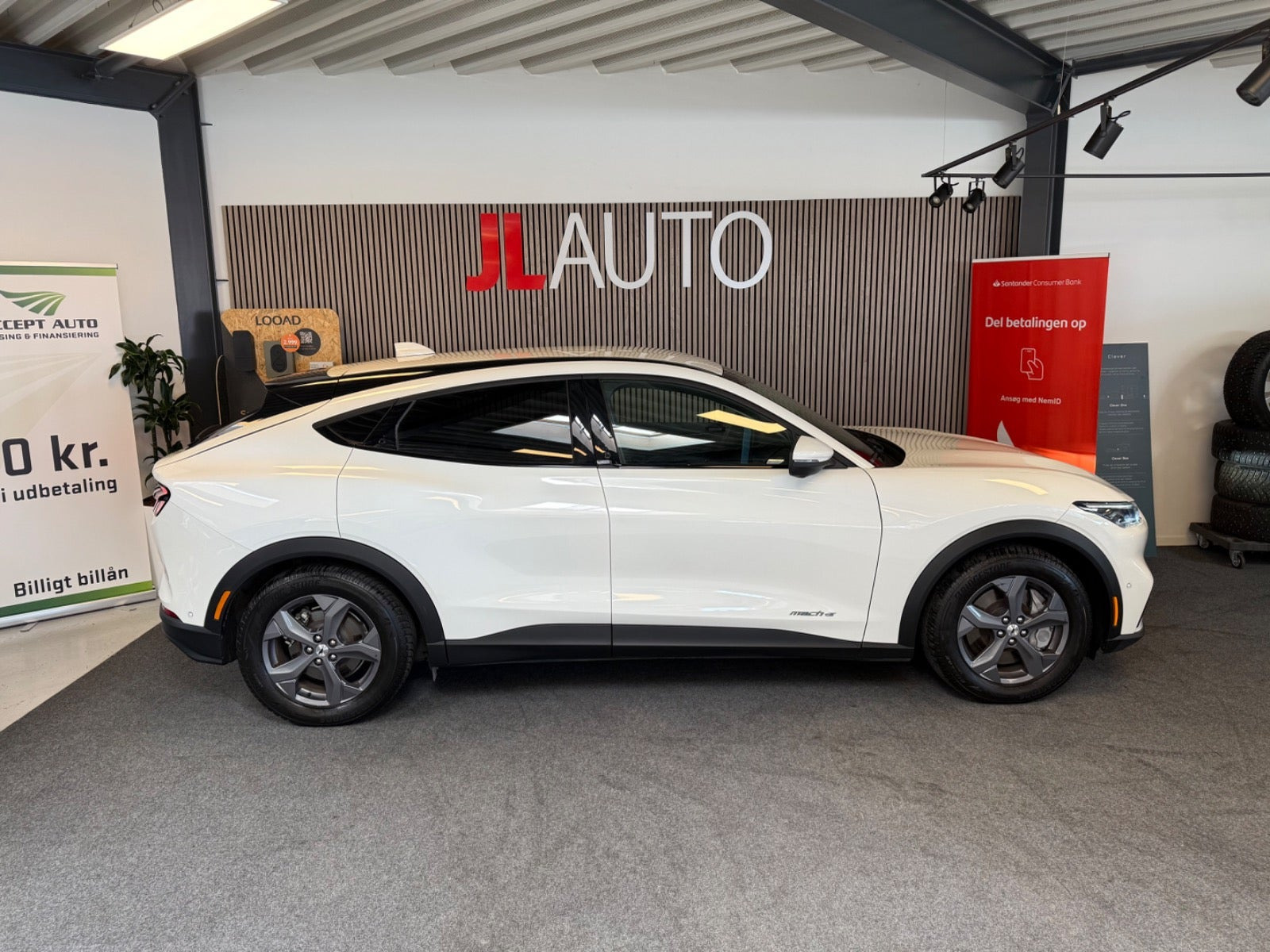 Hvid Ford Mustang Mach-E fra 2023